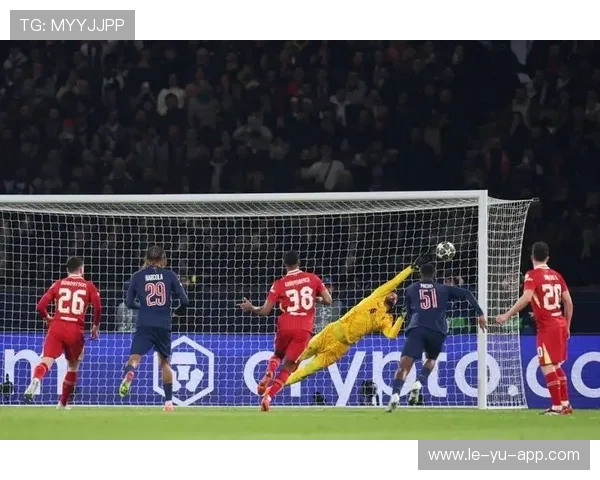 乌拉圭队门将费尔南德斯在巴黎奥运会上展现出高水平的扑救能力